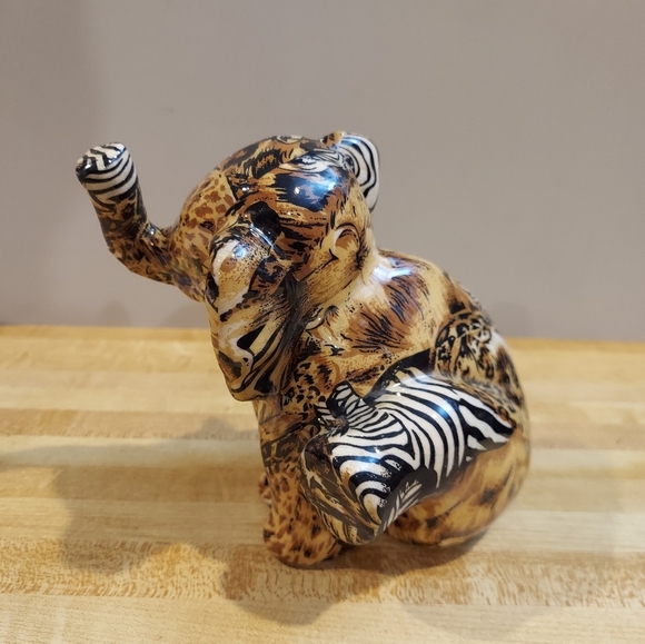 VINTAGE LA VIE HAND-PAINTED SAFARI PATCHWORK CERAMIC BABY ELEPHANT SITTING 6" - Picture 2 of 8